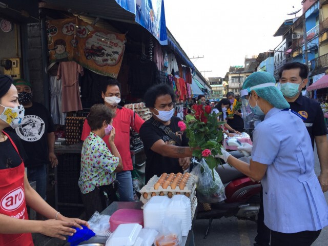 ชาวบ้านมอบดอกไม้ให้กำลังใจเจ้าหน้าที่ทำงานต้านโควิด-19