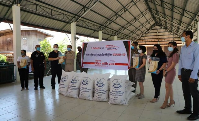 สุราษฎร์ธานี มอบชุด PPE, ข้าวสาร ให้โรงพยาบาลและประชาชน