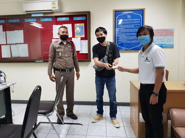 สาวกสิกรไทย น้ำใจงาม เก็บเงิน 5 หมื่นคืนเจ้าของ