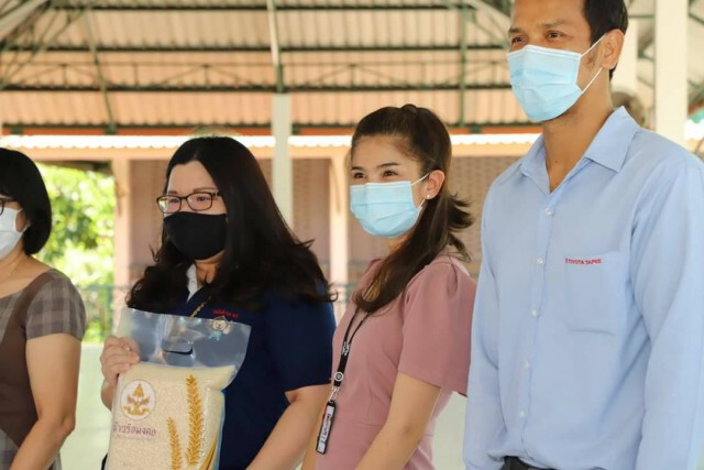 สุราษฎร์ธานี มอบชุด PPE, ข้าวสาร ให้โรงพยาบาลและประชาชน