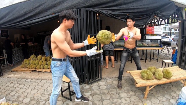 ฉ่ำ! กว่าทุเรียนก็กล้ามคนขาย!