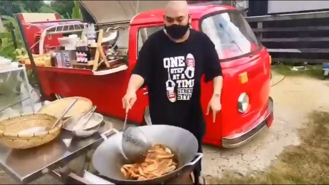 โหน่ง ชะชะช่า สู้วิกฤติโควิด!! ทอดไก่ขาย หารายได้เลี้ยงครอบครัว