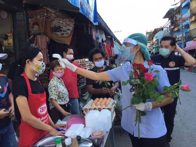 ชาวบ้านมอบดอกไม้ให้กำลังใจเจ้าหน้าที่ทำงานต้านโควิด-19