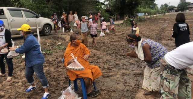 พระไม่ทิ้งโยม! ตระเวนแจกไข่ไก่ฟรี 2,100 ฟอง