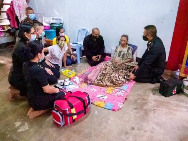 จ.ส.อ.พีรศักดิ์ ฯ โผกอดแม่ กรณีเถียงกับผู้ว่าฯ ตรัง และโดนลงโทษ