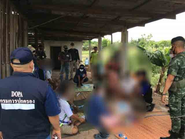 เขย่าไฮโลโจ๋งครึ่ม! ในกระท่อมกลางนา สุดท้ายโดนรวบ