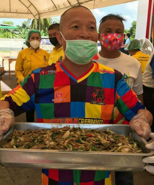 "หม่ำ จ๊กมก" "ถั่วแระ เชิญยิ้ม" ลงพื้นที่อย่างต่อเนื่องมอบถุงยังชีพแก่ชาวชุมชนแออัด