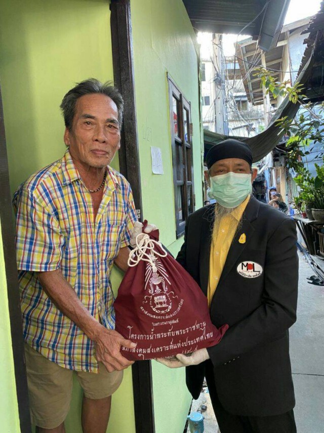 "หม่ำ จ๊กมก" "ถั่วแระ เชิญยิ้ม" ลงพื้นที่อย่างต่อเนื่องมอบถุงยังชีพแก่ชาวชุมชนแออัด