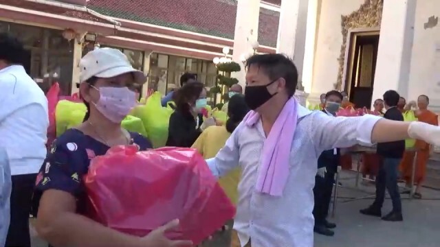 "วัดราชสิงขร" เปิดโรงทานบรรเทาทุกข์