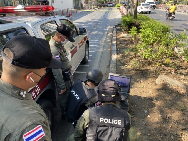 รวบหนุ่มมะกันป่วยจิต! หิ้วกล่องต้องสงสัยวางหน้าสถานทูตสหรัฐฯ