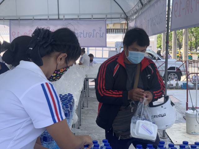 ส.ส. พรรคพลังประชารัฐ ผนึกกำลังแจกอาหาร ปชช. บรรเทาวิกฤติโควิด-19