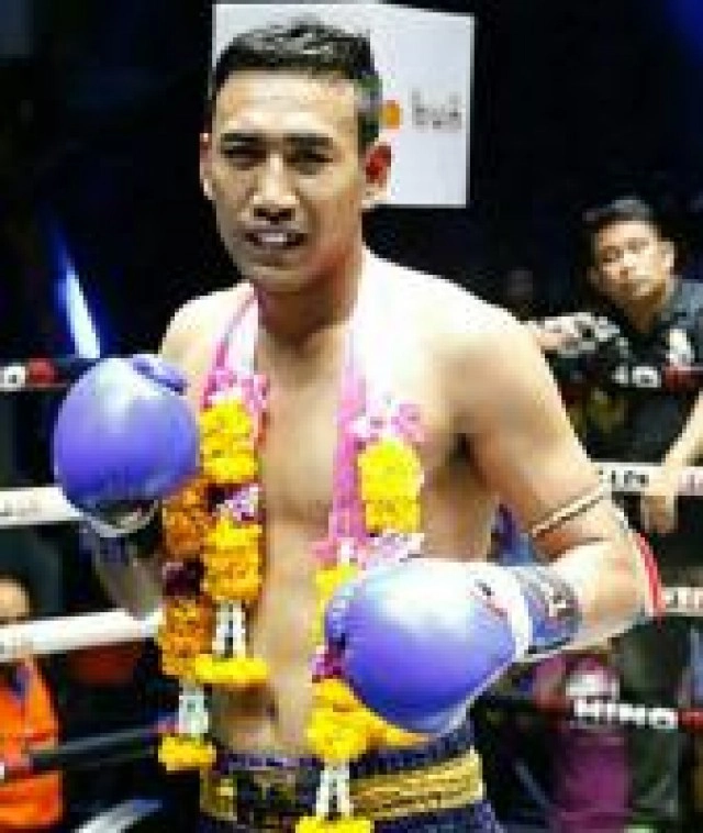 "ยอดทองไท" ขายสับปะรด