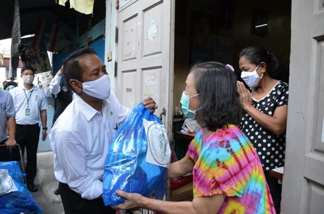 กทม.แจกถุงยังชีพให้ประชาชน หลายจุดในกรุงเทพฯ