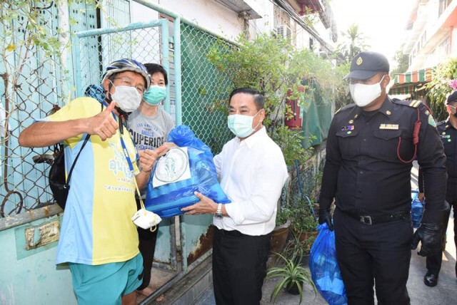 กทม.แจกถุงยังชีพให้ประชาชน หลายจุดในกรุงเทพฯ