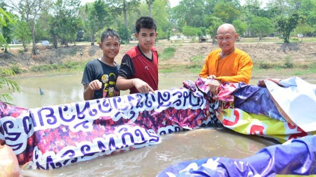 พระ เณร ชาวบ้าน สุดทน! เร่งช่วยชีวิตปลาหน้าวัด