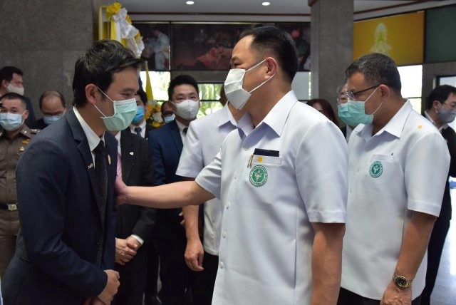 "นำวิวัฒน์​" มอบเครื่องอบฆ่าเชื้อฝีมือคนไทย​ช่วยแพทย์สู้โควิด