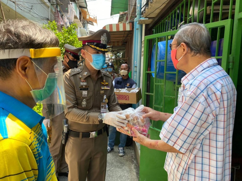 ตำรวจบางรัก เดินเคาะประตูแจกสิ่งของ ชุมชนพระนคเรศ
