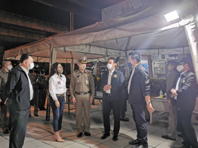 รัฐมนตรีประจำสำนักนายกรัฐมนตรี เยี่ยมจุดตรวจโควิด 19 ใต้ทางด่วนลาดพร้าว
