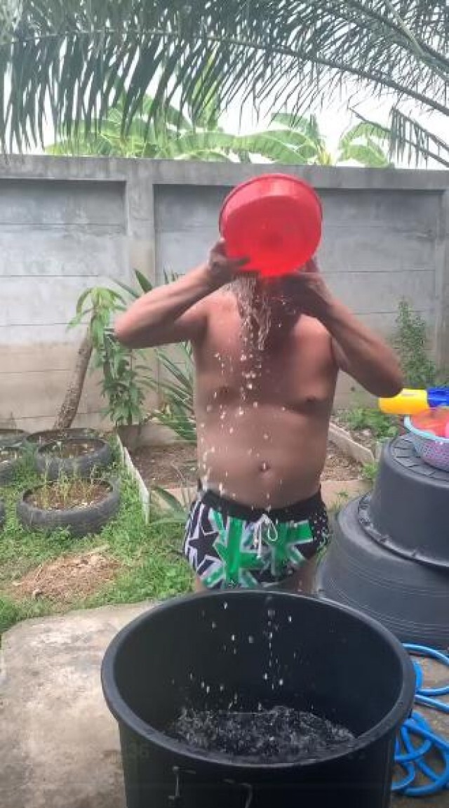 อะจ๊าก!! "หม่ำ จ๊กมก" โชว์หักคองูจงอาง พร้อมอาบน้ำเเข็งเเก้ร้อน