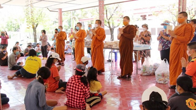 ฟังธรรมมะ พระแจกข้าวกล่อง สู้โควิด-19
