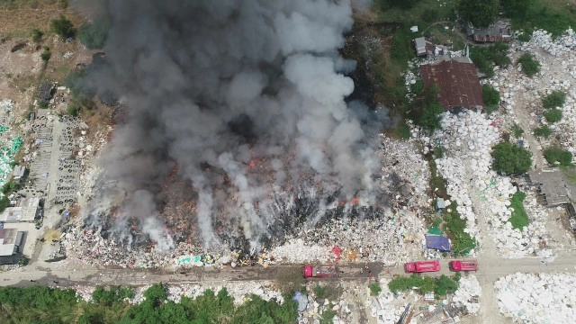 ควันโขมงบ่อขยะ 5 ไร่ คลองสาม จนท.เร่งดับป้องลามไปบ้านเรือน