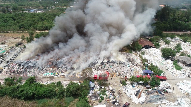 ควันโขมงบ่อขยะ 5 ไร่ คลองสาม จนท.เร่งดับป้องลามไปบ้านเรือน