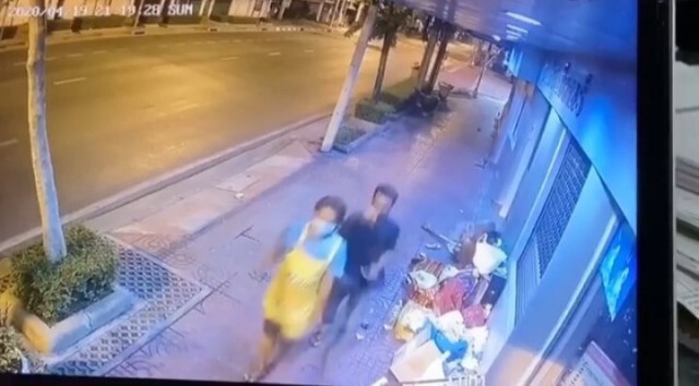 แชร์ว่อน! 2 หนุ่ม ชิงทรัพย์คนแก่ไม่มีทางสู้