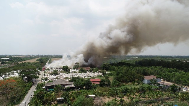 ควันโขมงบ่อขยะ 5 ไร่ คลองสาม จนท.เร่งดับป้องลามไปบ้านเรือน