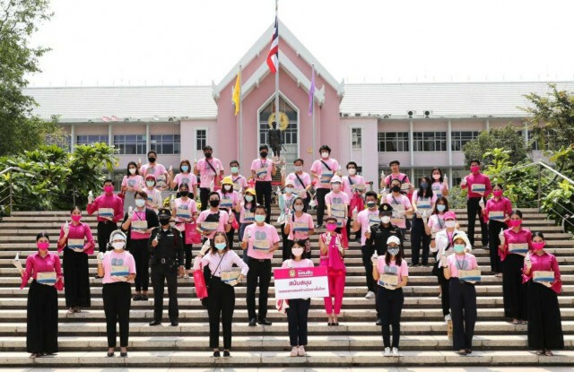 ธ.ออมสิน มอบแอลกอฮอล์สเปรย์ให้ประชาชนเขตพญาไท