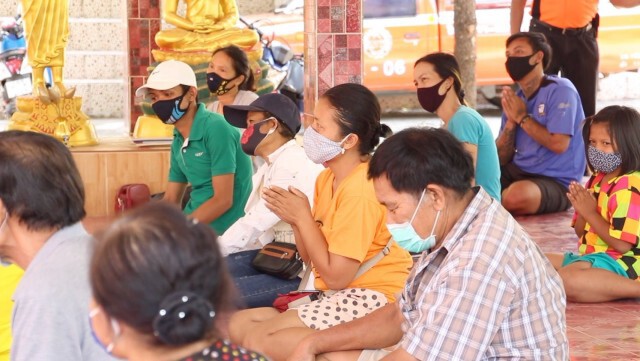ฟังธรรมมะ พระแจกข้าวกล่อง สู้โควิด-19