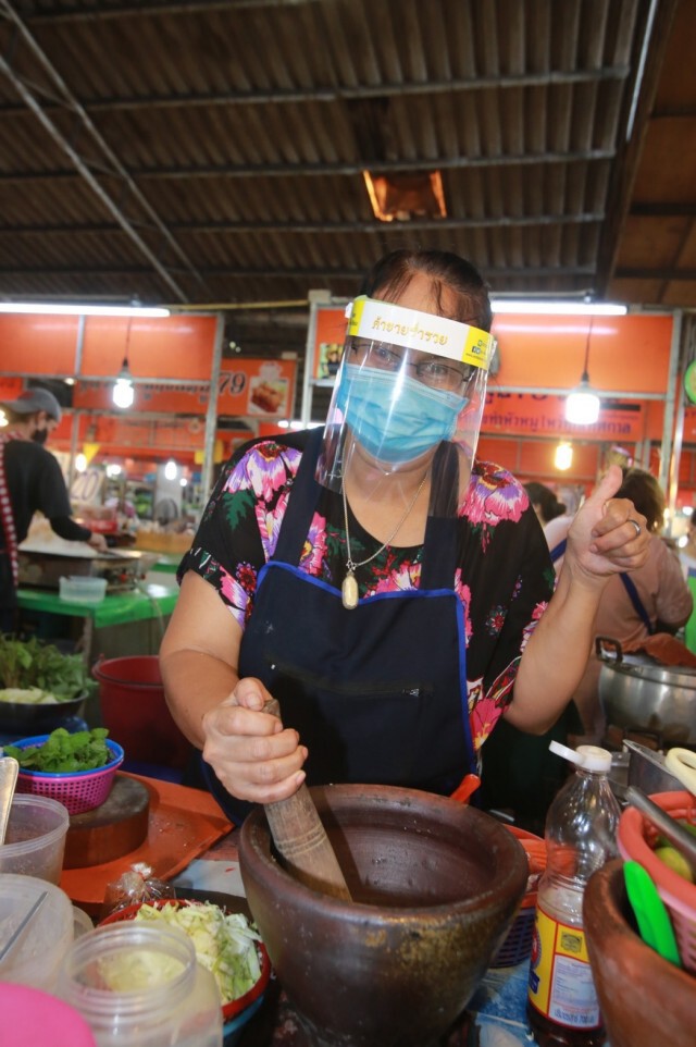 พปชร.ลุยตลาดสดแจก "เฟซชิลด์" พ่อค้าแม่ค้า