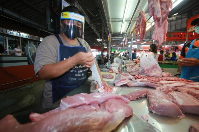 พปชร.ลุยตลาดสดแจก "เฟซชิลด์" พ่อค้าแม่ค้า
