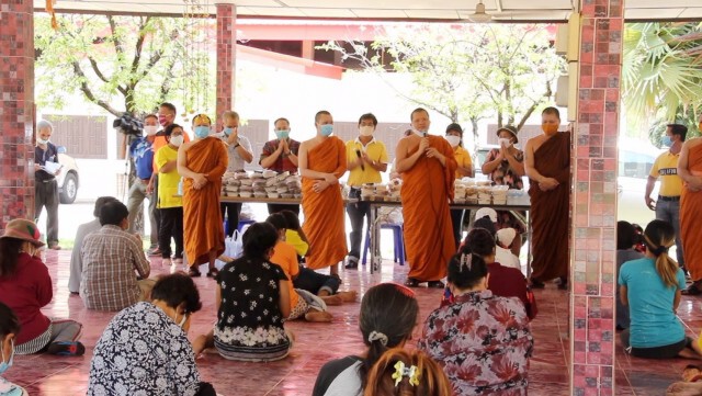 ฟังธรรมมะ พระแจกข้าวกล่อง สู้โควิด-19