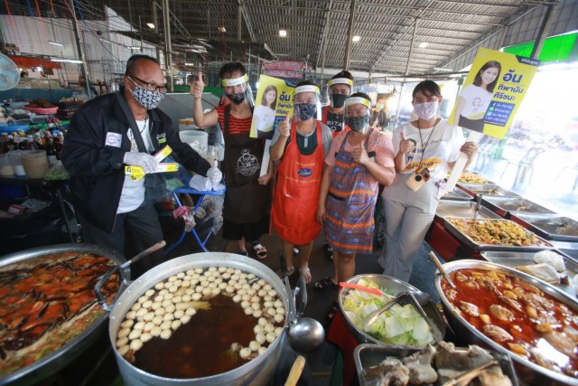 พปชร.ลุยตลาดสดแจก "เฟซชิลด์" พ่อค้าแม่ค้า