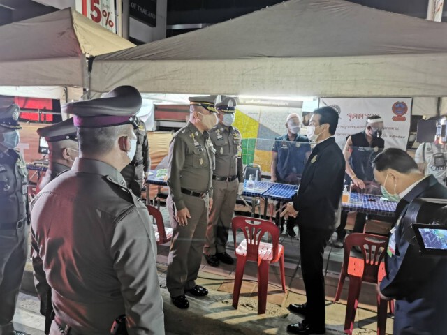 รัฐมนตรีประจำสำนักนายกรัฐมนตรี เยี่ยมจุดตรวจควบคุมโควิด 19 ถ.รัชดาภิเษก
