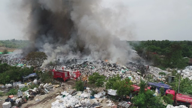 ควันโขมงบ่อขยะ 5 ไร่ คลองสาม จนท.เร่งดับป้องลามไปบ้านเรือน