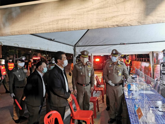 รัฐมนตรีประจำสำนักนายกรัฐมนตรี เยี่ยมจุดตรวจควบคุมโควิด 19 ถ.รัชดาภิเษก