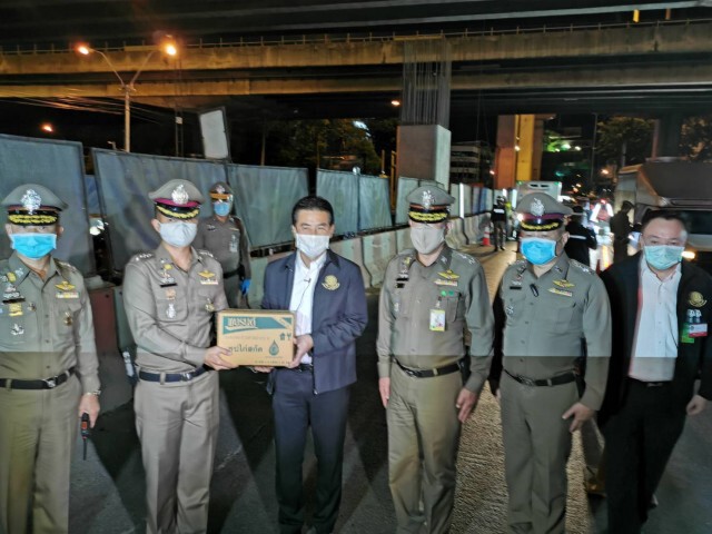 รัฐมนตรีประจำสำนักนายกรัฐมนตรี เยี่ยมจุดตรวจโควิด 19 ใต้ทางด่วนลาดพร้าว