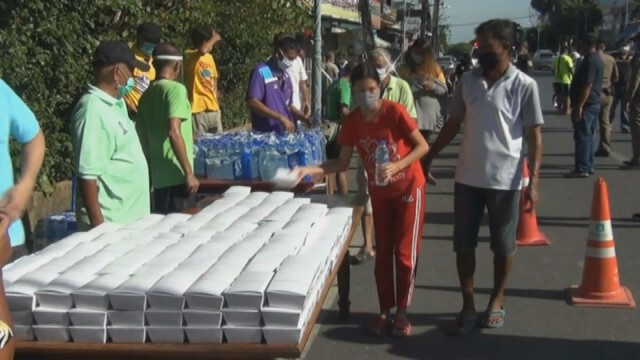 "ชวน หลีกภัย" เปิดบ้านเมืองตรัง แจกอาหารให้ชาวบ้าน
