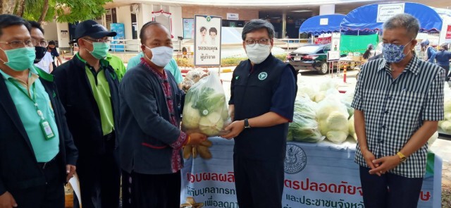 สังคมแบ่งปัน ชาวม้งแม่ฮ่องสอนนำพืชผัก มอบให้รพ.-แจกชาวบ้าน
