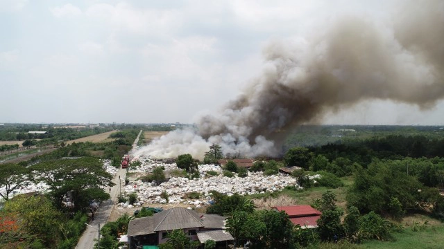 ควันโขมงบ่อขยะ 5 ไร่ คลองสาม จนท.เร่งดับป้องลามไปบ้านเรือน