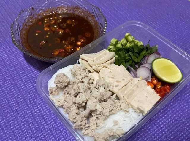 แข้ง "เชียงใหม่ ยูไนเต็ด" พักฟุตบอลช่วยภรรยาขาย "ยำขนมจีน"