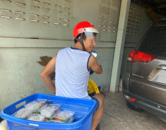 แข้ง "เชียงใหม่ ยูไนเต็ด" พักฟุตบอลช่วยภรรยาขาย "ยำขนมจีน"