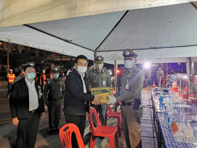 รัฐมนตรีประจำสำนักนายกรัฐมนตรี เยี่ยมจุดตรวจควบคุมโควิด 19 ถ.รัชดาภิเษก