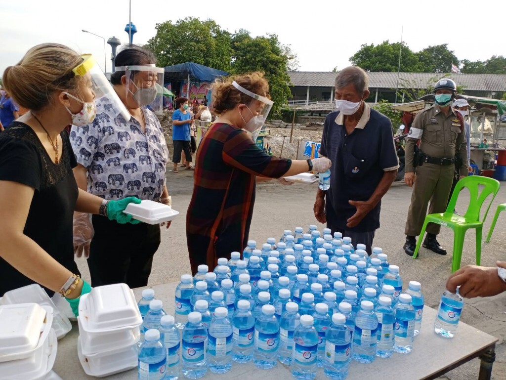 ประธานบริษัทเอ็มวีฯแจกข้าวกล่องชุมชนหัวรถจักรตึกแดง
