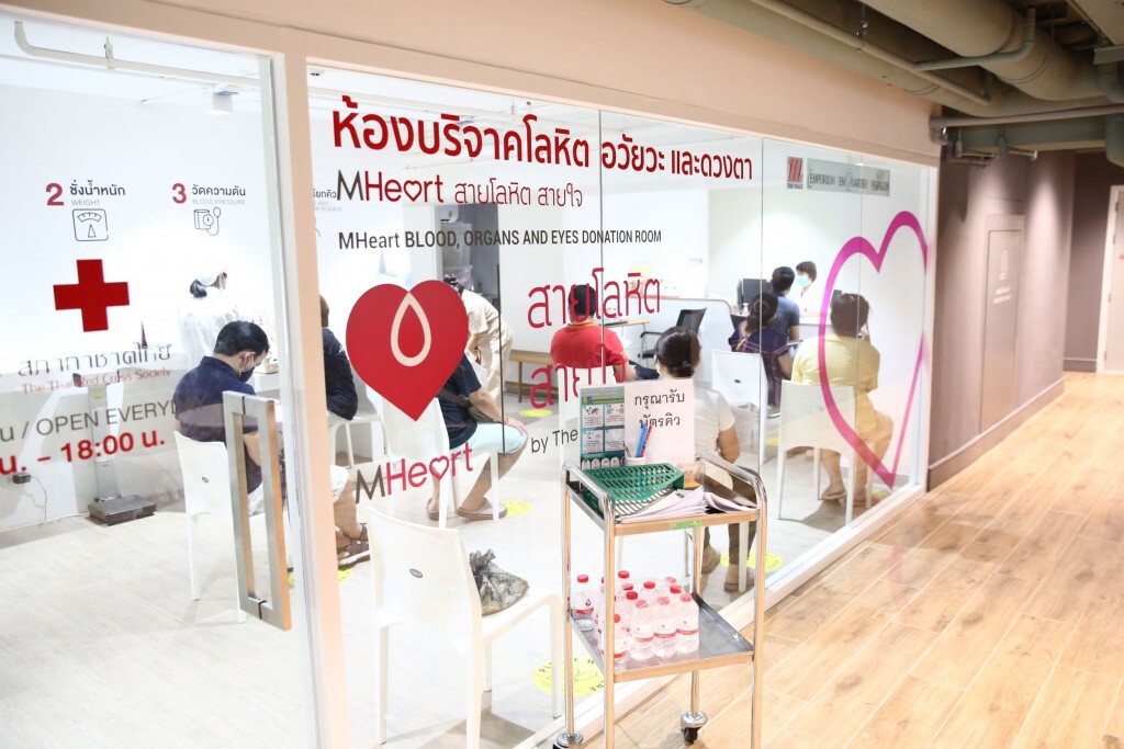 เดอะมอลล์ กรุ๊ป ส่งมอบเลือดหนุนศูนย์บริการโลหิตฯ 2 ล้านซีซี