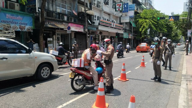 จราจรบางรักปิ๊งไอเดีย แจกไข่ไก่แทนใบสั่ง กู้วิกฤติโควิด-19