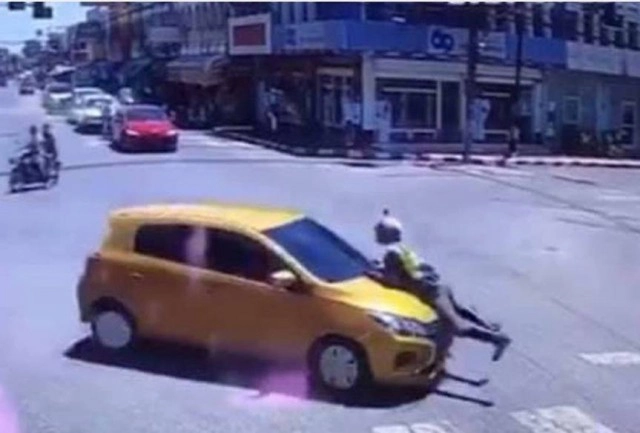 จับแล้ว!! เก๋งเหลืองชน "ตำรวจใจเด็ด" เกาะกระโปรงรถ