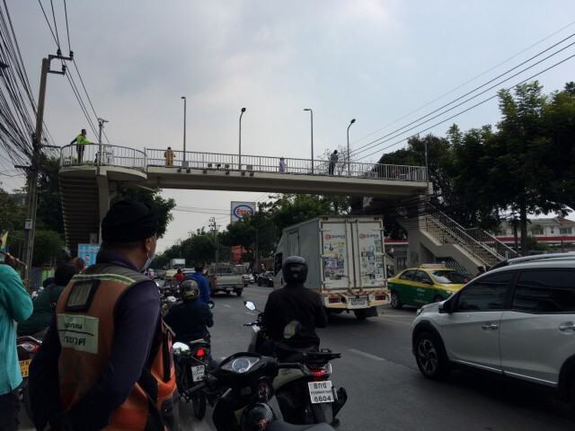หนุ่ม รปภ.เครียดตกงาน พยายามกระโดดสะพานลอยฆ่าตัวตาย