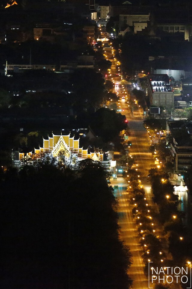 ความเงียบสงบท่ามกลางแสงสลัวยามราตรี ของกรุงเทพมหานคร